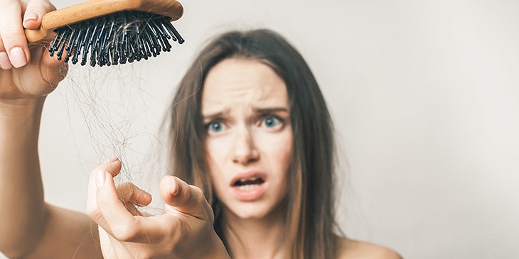 Sonhar com cabelo caindo é mau presságio? Descubra o que significa!