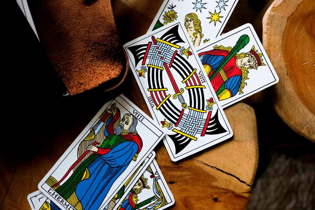 Jogue cartas de Tarot grátis e consiga respostas na hora para