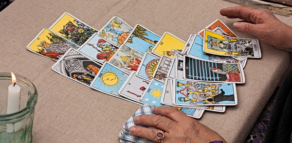 Jogue cartas de Tarot grátis e consiga respostas na hora para dúvidas no  amor e na carreira - Blog Astrocentro