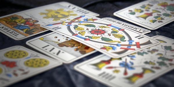 Conheça os jogos grátis de tarot do futuro no amor e no trabalho