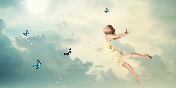 Uma menina com céu com borboletas, simbolizando sonhar com criança
