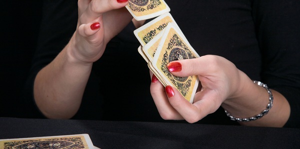 Veja como é simples consultar um cartomante