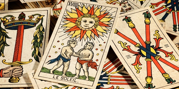 Descubra tudo sobre a origem do tarot: curiosidades, etimologia e o primeiro tarot usado