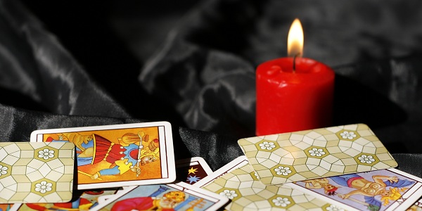 Você sabe a diferença entre tarot e oráculo? Entenda