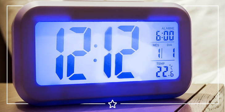 Relógio marcando horas iguais, representando a dúvida sobre significados de horas iguais