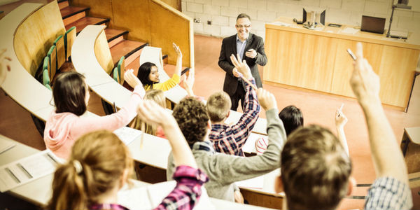 Desvende os significados de sonhar com professor