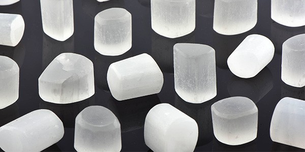 Conheça os poderes da pedra Selenita e aprenda a usar esse cristal poderoso