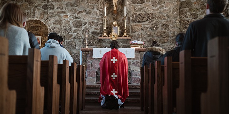 Sonhar com missa é um bom presságio? Confira os diferentes significados