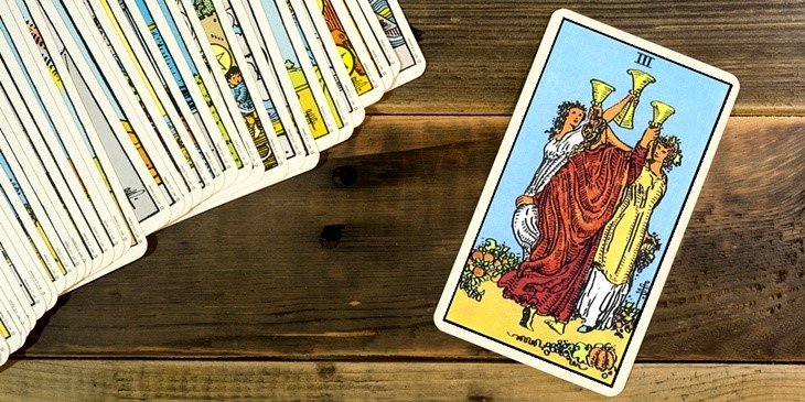 Três de Copas no Tarot – Saiba o que este trio tem a dizer sobre suas amizades