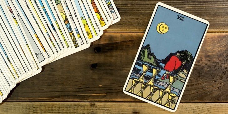 Oito de Copas no Tarot – Descubra os significados da carta do abandono