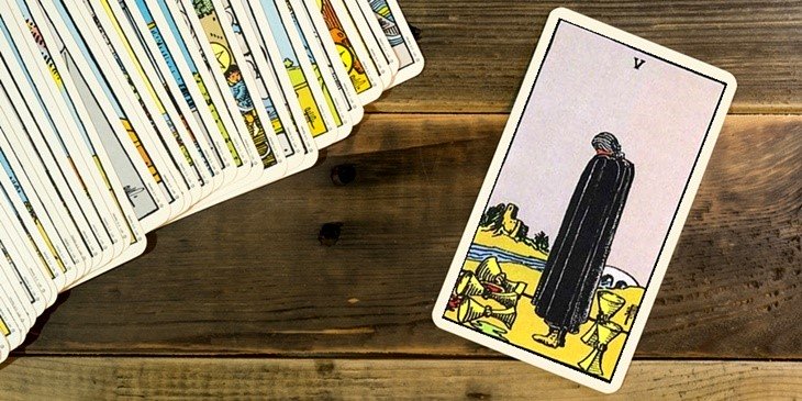 Cinco de Copas no Tarot – Desvende a mensagem desse Arcano Menor