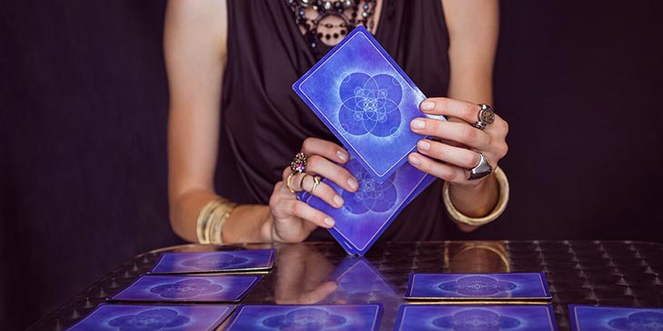 Jogue cartas de Tarot grátis e consiga respostas na hora para dúvidas no  amor e na carreira - Blog Astrocentro