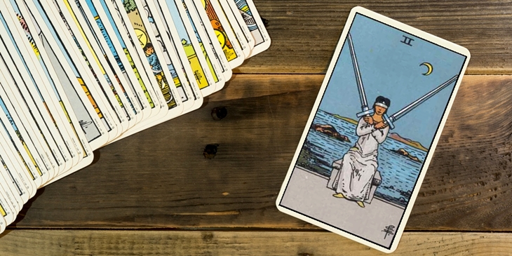 Dois de Espadas no Tarot – Descubra como interpretar a carta da indecisão