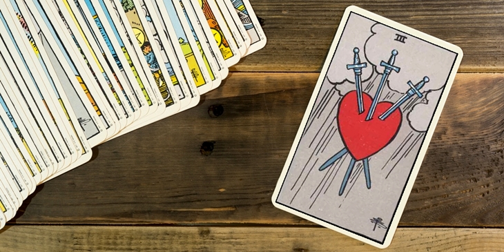 Três de Espadas no Tarot – Tudo que você precisa saber sobre a carta da mágoa