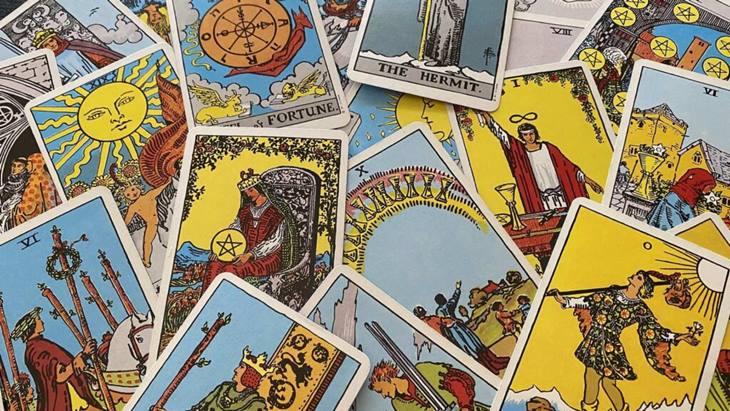 Nove de Espadas significado no Tarot - Amor, Dinheiro, Saúde e mais -  Tarotfarm