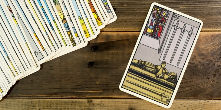 Quatro de Espadas no Tarot – Momento de parar e descansar