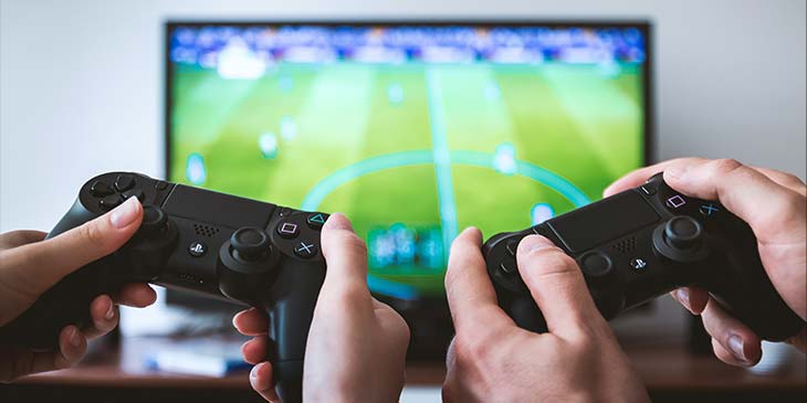 Grupo de pessoas que gostam de jogar videogame na reunião de casa