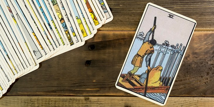 Seis de Espadas no Tarot – O que a carta das transições tem a dizer?