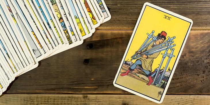 Sete de Espadas no Tarot – Confira os alertas da carta das trapaças e mentiras