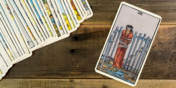 Oito de Espadas no Tarot – Restrições e pensamentos negativos