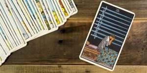 Nove de Espadas no Tarot – O que esperar desta carta?