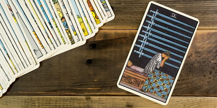 Nove de Espadas no Tarot – Ansiedade, medo e negatividade