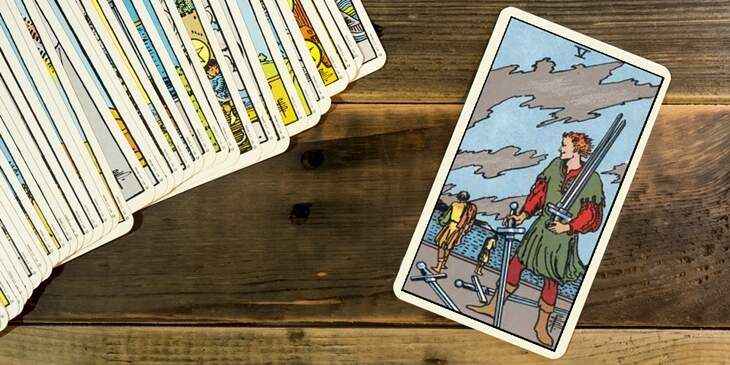 Cinco de Espadas no Tarot – Conflitos e hostilidade à vista!