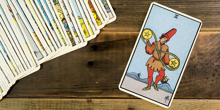 Dois de Ouros no Tarot – O que a carta do equilíbrio tem a dizer?