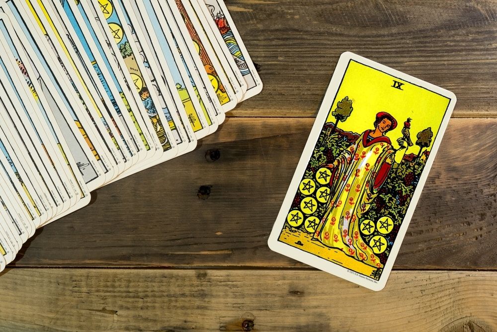 Nove de Ouros no Tarot – autoconfiança e sucesso à vista