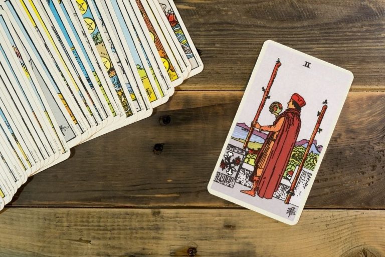 Dois de Paus conheça o significado desta carta do Tarot