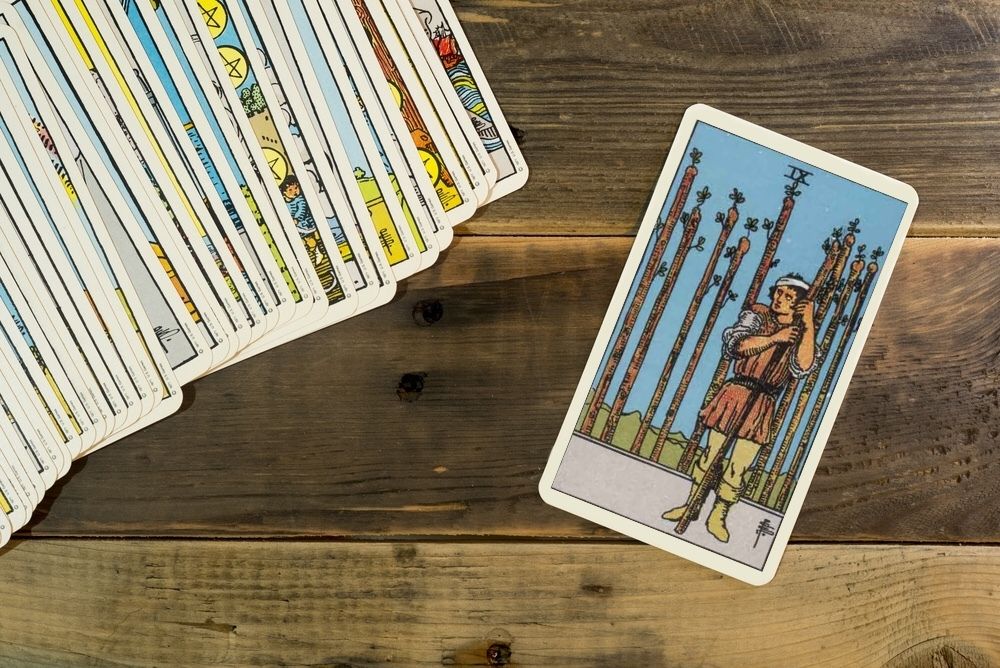 Nove de Paus no Tarot – pausa, mas para o seu próprio bem