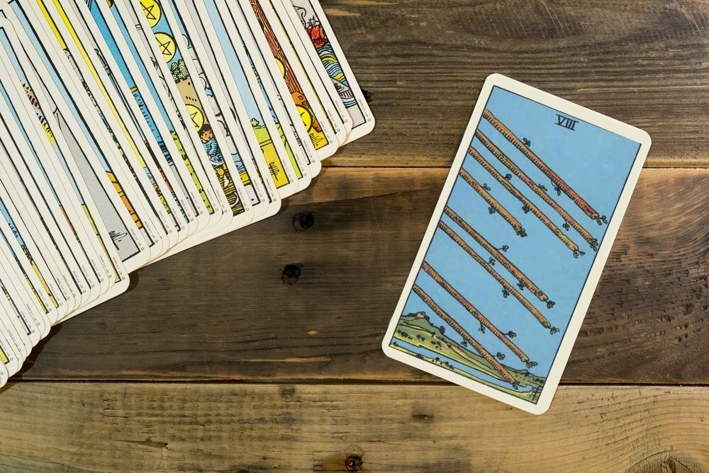 Oito de Paus no Tarot – encerramento de ciclos importantes