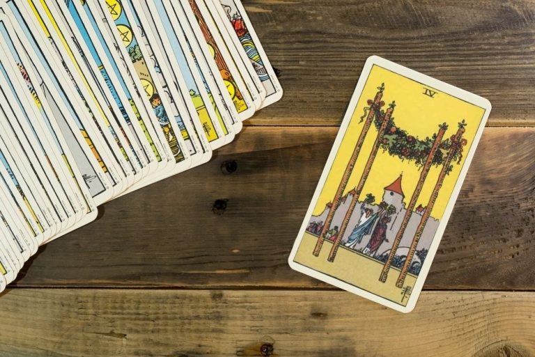 Quatro de Paus: conheça o significado desta carta do Tarot