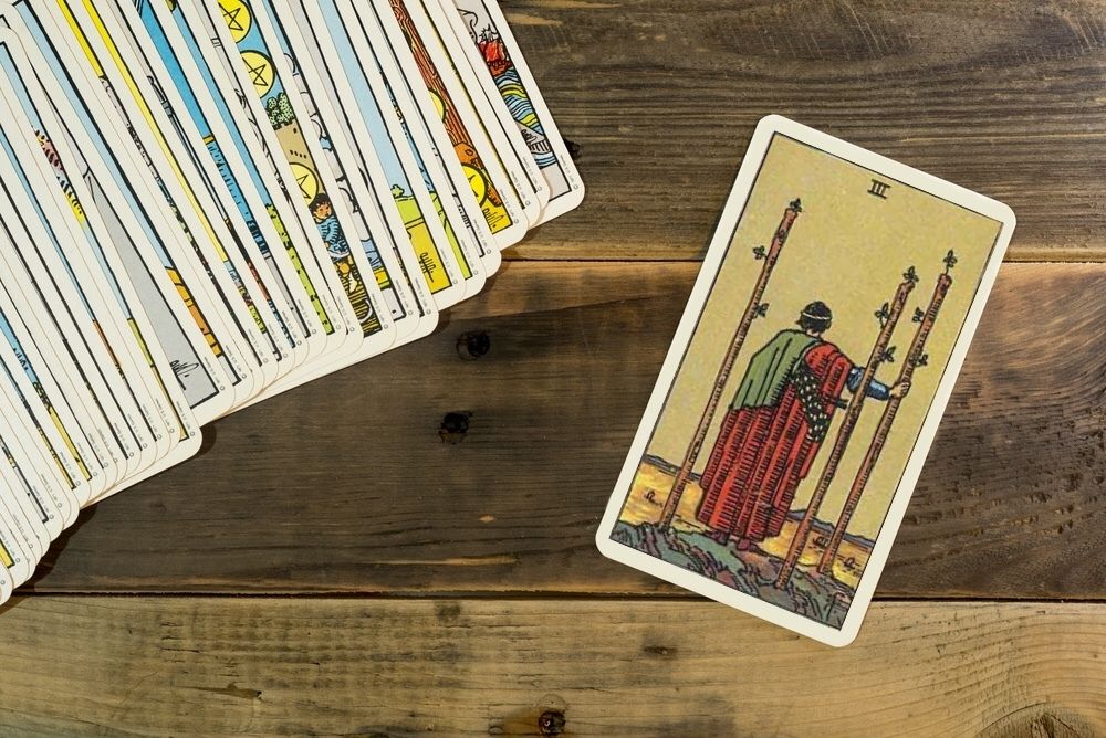 Três de Paus no Tarot – parcerias de sucesso à frente