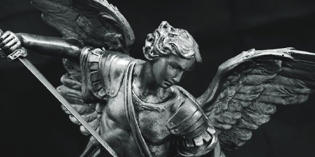 escultura de sao miguel arcanjo anjo da guarda representando oração de são miguel