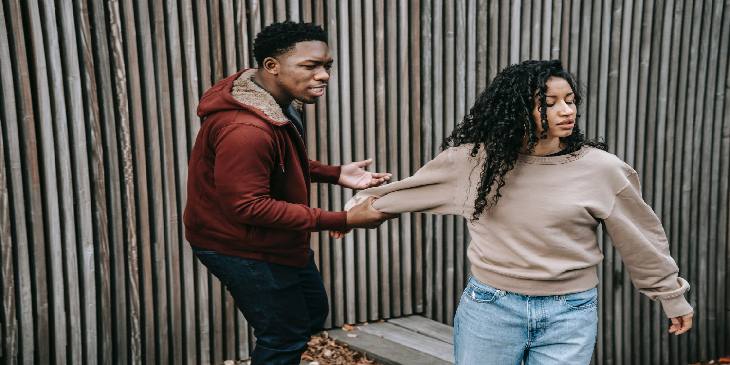 Casal brigando - como terminar um relacionamento tóxico