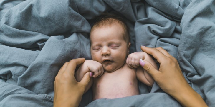 Como benzer bebê para dormir bem à noite