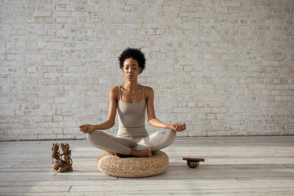 Mulher meditando, simbolizando conexão e oração