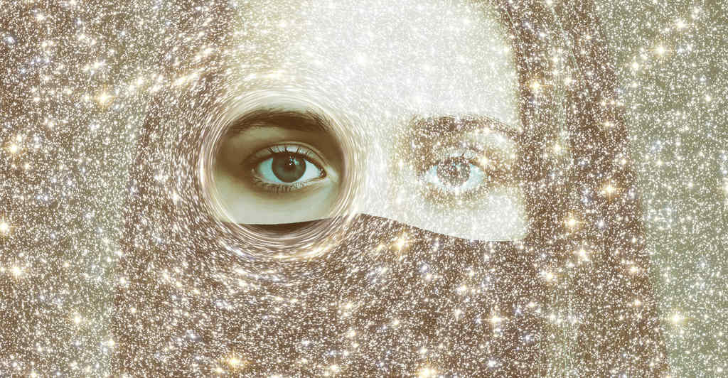 Pessoa com efeitos digitais foscos/embaçados e estrelas, menos em um dos olhos, que está em um círculo límpido, simbolizando Parapsicologia