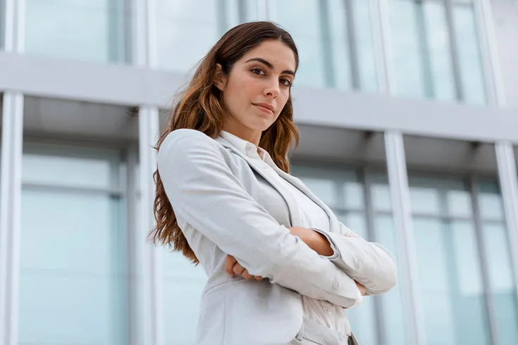 Mulher de bra&ccedil;os cruzados 
