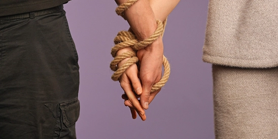 Mãos de casal amarradas, mesmo parecendo que eles não tem muito carinho um pelo outro