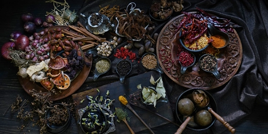 Elementos possíveis para uma cozinha mais mágica: temperos, ervas e utensílios.