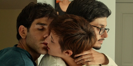 Casal abraçado, mas a mulher beija um outro homem às costas do que a abraça