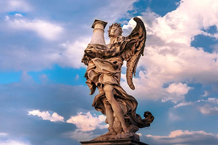 Imagem em mármore de um belo arcanjo sobre o céu da tarde