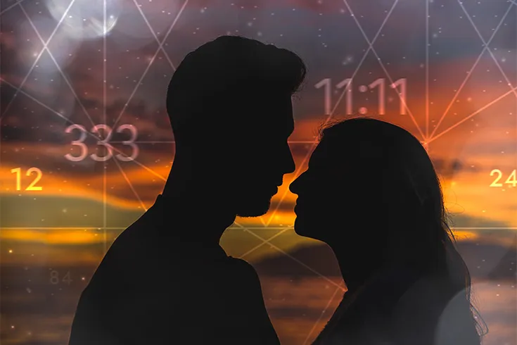 Silhueta de homem e mulher bem próximos, com arte digital conectando números e horas iguais