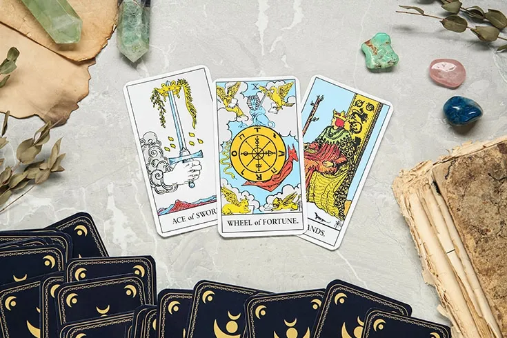 Mesa de Tarot, com destaque para a carta Roda da Fortuna