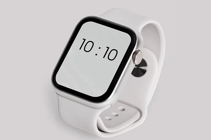 Smartwatch branco mostrando horas iguais 10:10