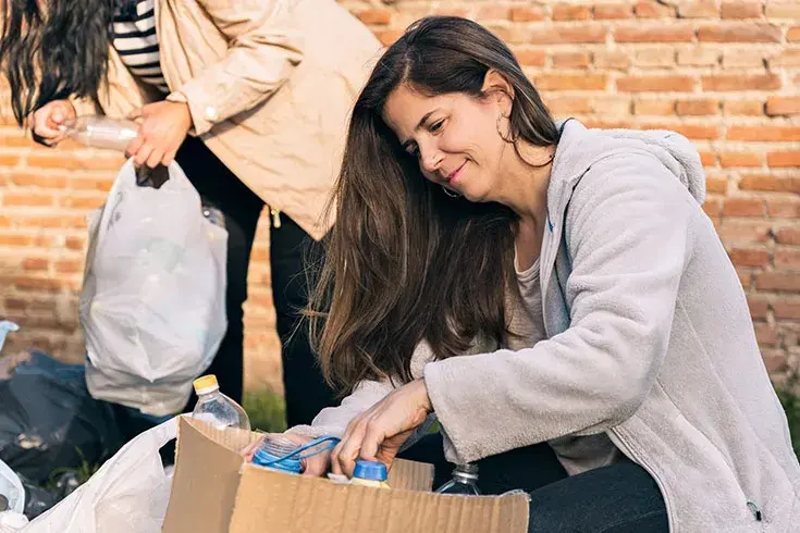 Mulher fazendo caridade, organizando doações