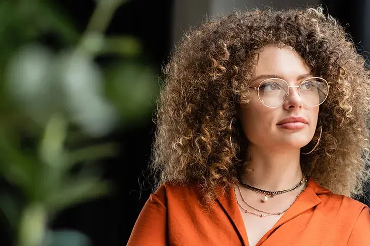 Mulher determinada, olhando para o futuro