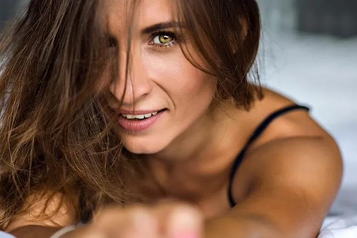 Mulher sensualizando com o olhar, como os escorpianos fazem